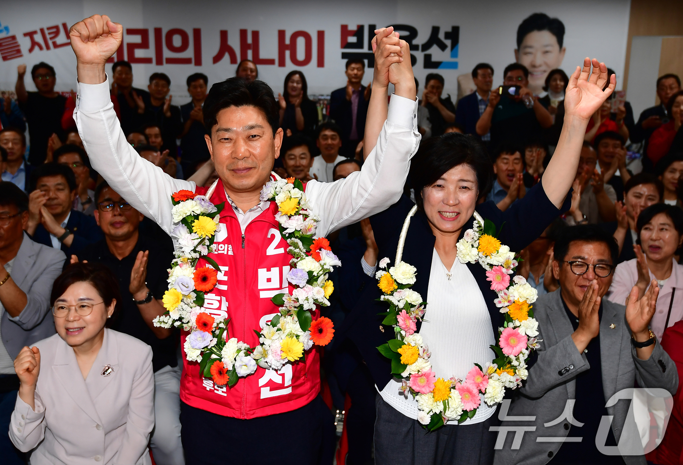 (포항=뉴스1) 최창호 기자 = 박용선 국민의힘 경북 포항시장 후보가 4일 오전 대잠동 선거캠프에서 당선이 유력시 되자 부인과 함께 세리머니를 하고 있다. 2026.6.4/뉴스1