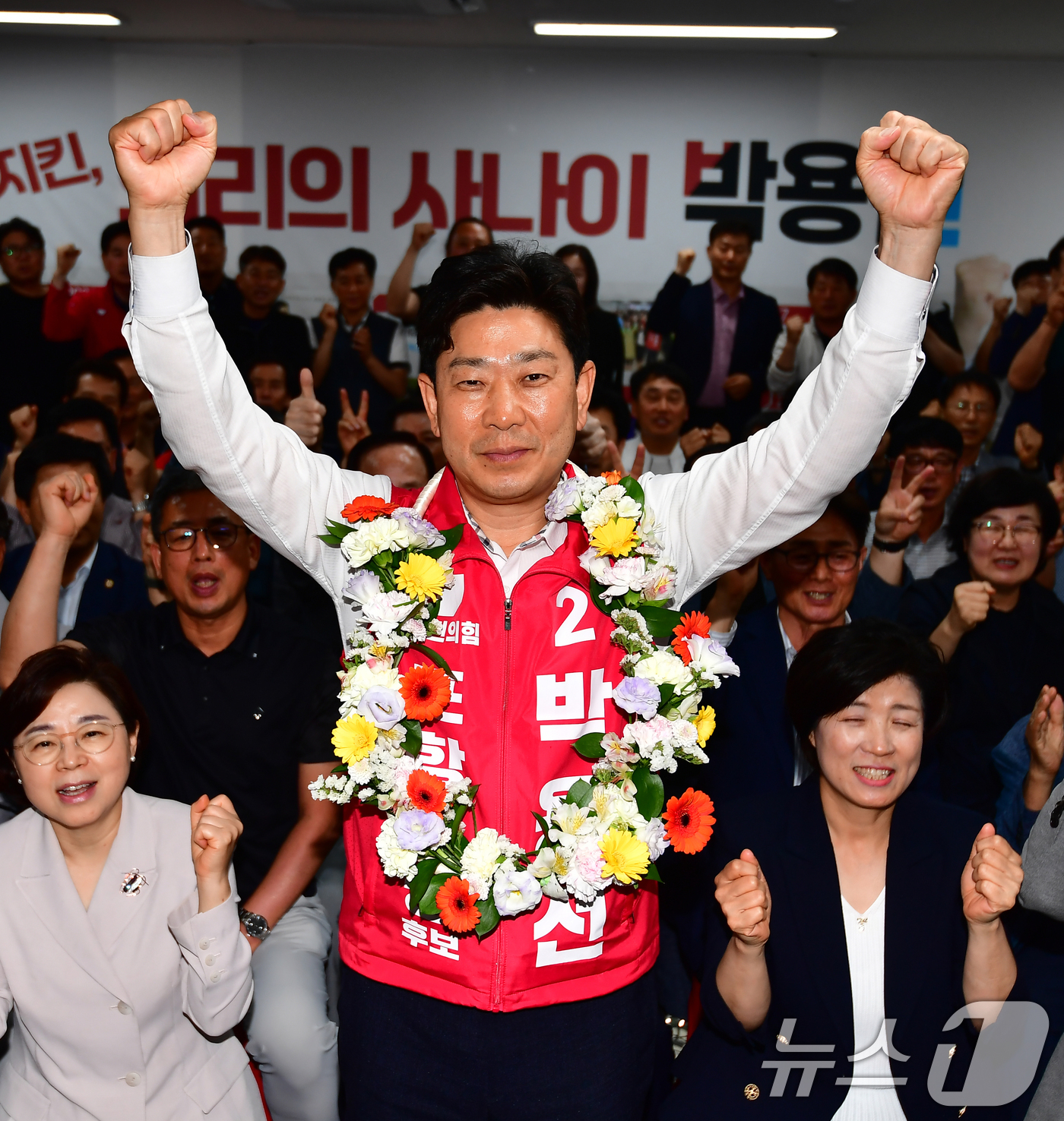 (포항=뉴스1) 최창호 기자 = 박용선 국민의힘 경북 포항시장 후보가 4일 오전 포항시 대잠동 선거캠프에서 당선이 유력시 되자 지자자들과 함께 세리머니를 하고 있다.  2026.6 …