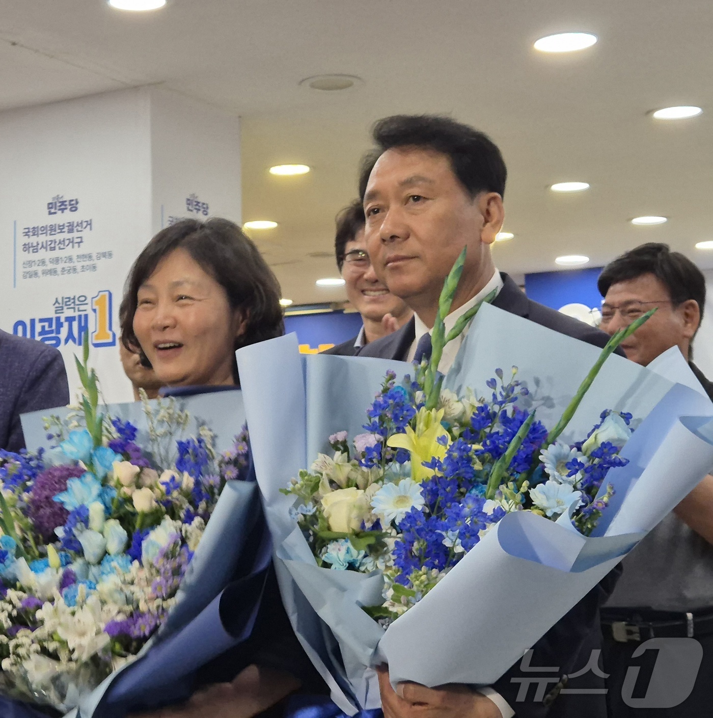 (하남=뉴스1) 양희문 기자 = 이광재 더불어민주당 경기 하남갑 국회의원 보궐선거 후보가 4일 오전 3시께 경기도 하남시 선거사무소에서 당선 가능성이 확실해지자 지지자들에게 축하를 …