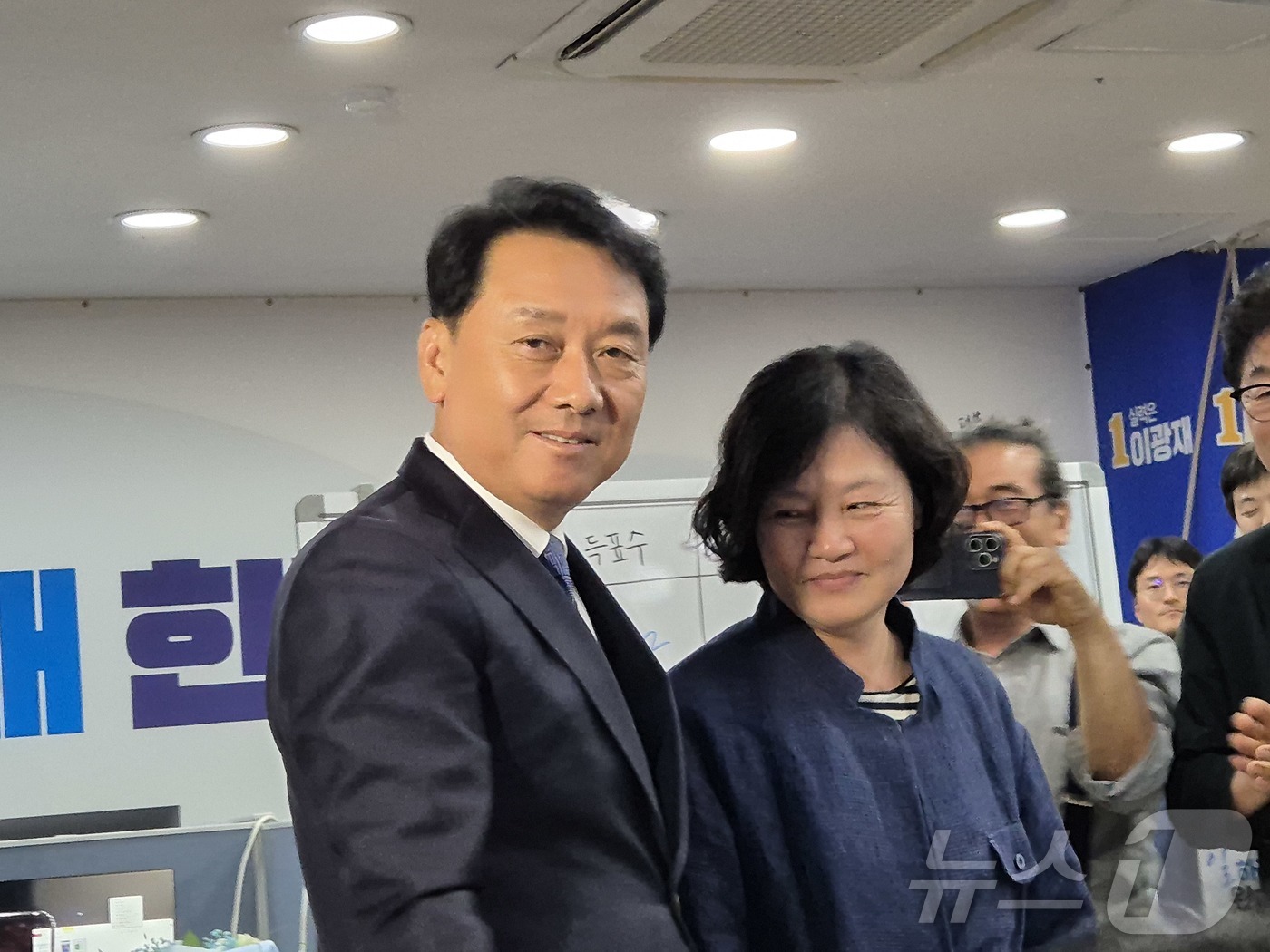 (하남=뉴스1) 양희문 기자 = 이광재 더불어민주당 경기 하남갑 국회의원 보궐선거 후보가 4일 오전 3시께 하남시 선거사무소에서 당선 가능성이 확실해지자 지지자들과 인사를 나누고 …