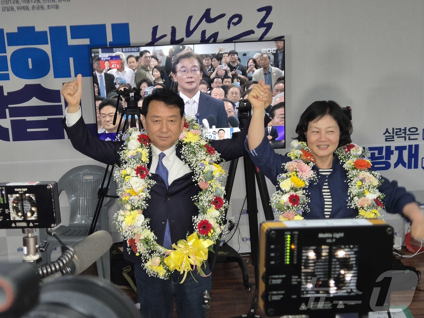 (하남=뉴스1) 양희문 기자 = 이광재 더불어민주당 경기 하남갑 국회의원 보궐선거 후보가 4일 오전 3시께 하남시 선거사무소에서 당선 가능성이 확실해지자 지지자들을 향해 손들어 인 …
