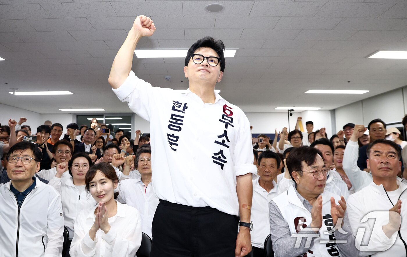 본문 이미지 - 한동훈 무소속 부산 북구갑 국회의원 후보가 4일 새벽 부산 북구 선거사무소에서 당선이 확정되자 주먹을 들어 보이고 있다. 2026.6.4 ⓒ 뉴스1 최지환 기자