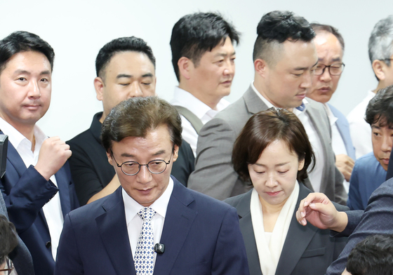 선거사무소 들어서는 전재수 후보와 배우자 최혜진 씨
