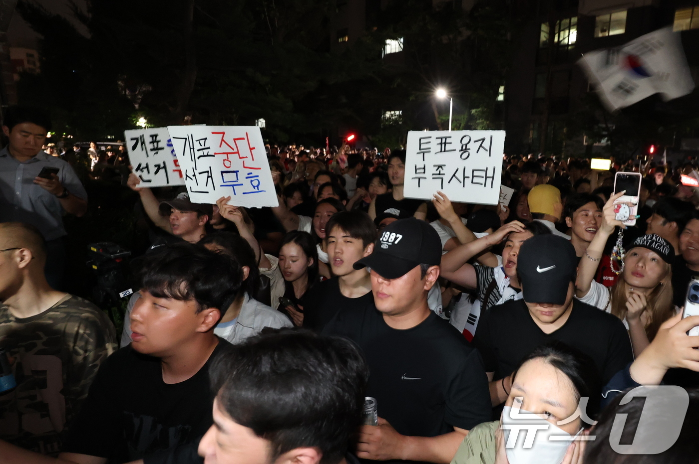 (서울=뉴스1) 박지혜 기자 = 제9회 전국동시지방선거 및 국회의원 재·보궐선거 본투표일에 투표용지 부족으로 투표 시간이 오후 10시까지 연장됐던 서울 송파구 잠실7동 제2투표소 …