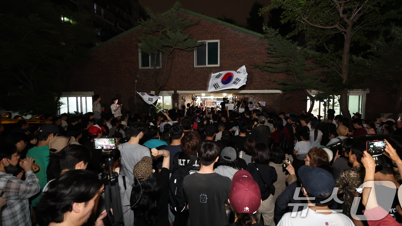 (서울=뉴스1) 박지혜 기자 = 제9회 전국동시지방선거 및 국회의원 재·보궐선거 본투표일에 투표용지 부족으로 투표 시간이 오후 10시까지 연장됐던 서울 송파구 잠실7동 제2투표소 …