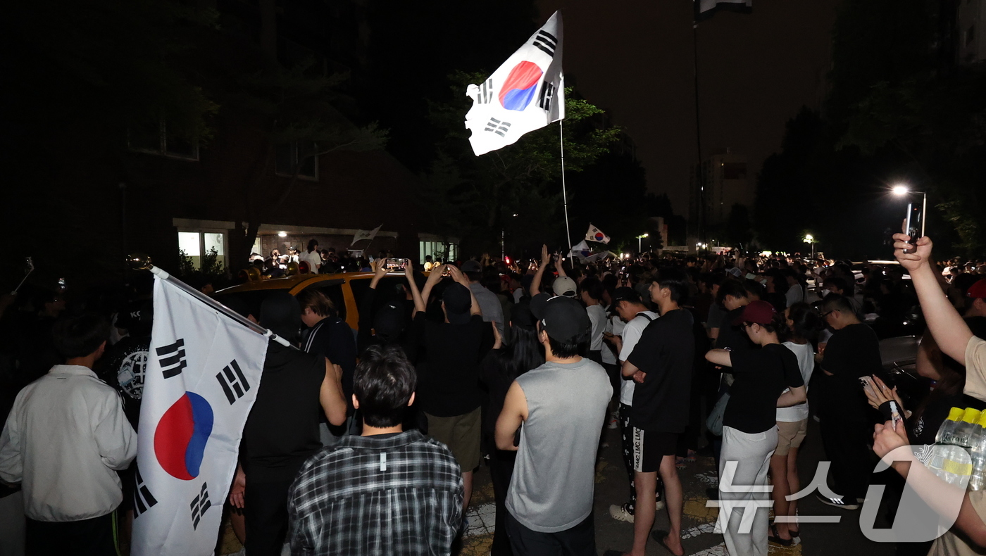(서울=뉴스1) 박지혜 기자 = 제9회 전국동시지방선거 및 국회의원 재·보궐선거 본투표일에 투표용지 부족으로 투표 시간이 오후 10시까지 연장됐던 서울 송파구 잠실7동 제2투표소 …