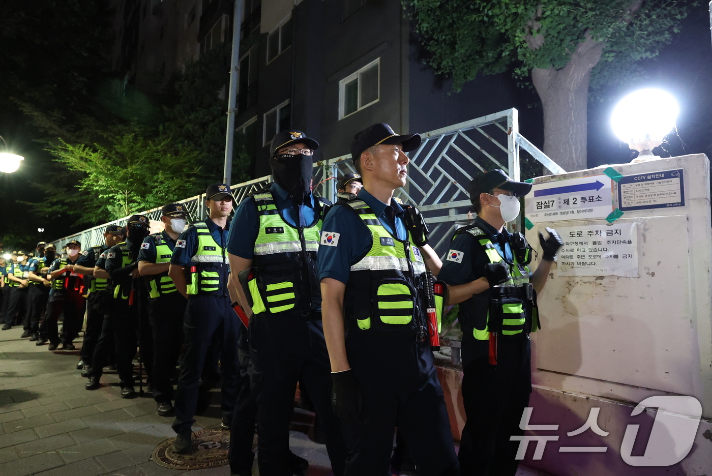 (서울=뉴스1) 박지혜 기자 = 제9회 전국동시지방선거 및 국회의원 재·보궐선거 본투표일에 투표용지 부족으로 투표 시간이 오후 10시까지 연장됐던 서울 송파구 잠실7동 제2투표소에 …