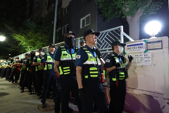 잠실7동 제2투표소 앞 경찰 대기