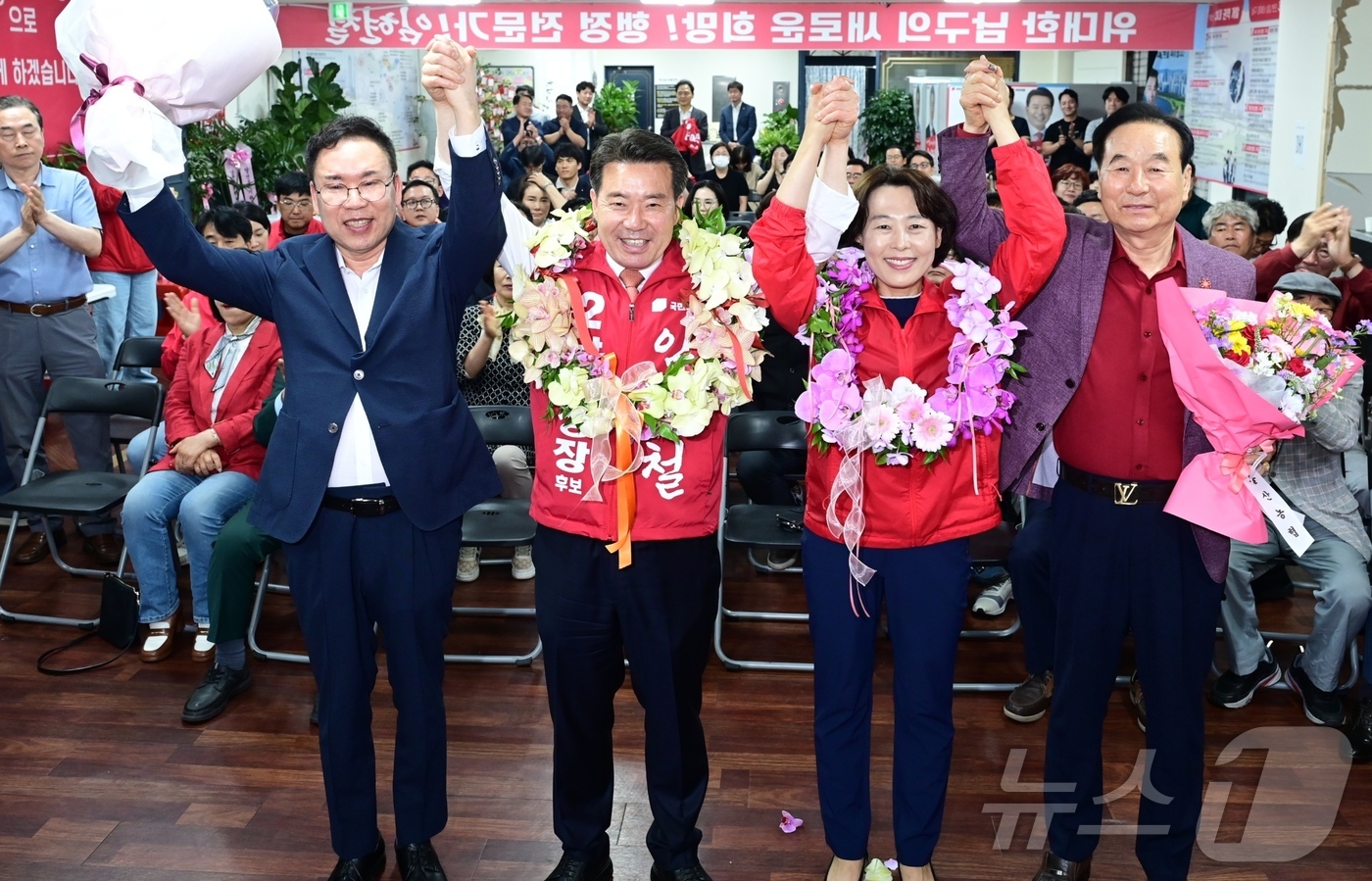 (울산=뉴스1) 박정현 기자 = 임현철 국민의힘 울산 남구청장 후보가 4일 새벽 울산 남구에 마련된 자신의 선거캠프에서 당선이 확실시 되자 꽃목걸이를 걸고 환호하고 있다. (임현철 …