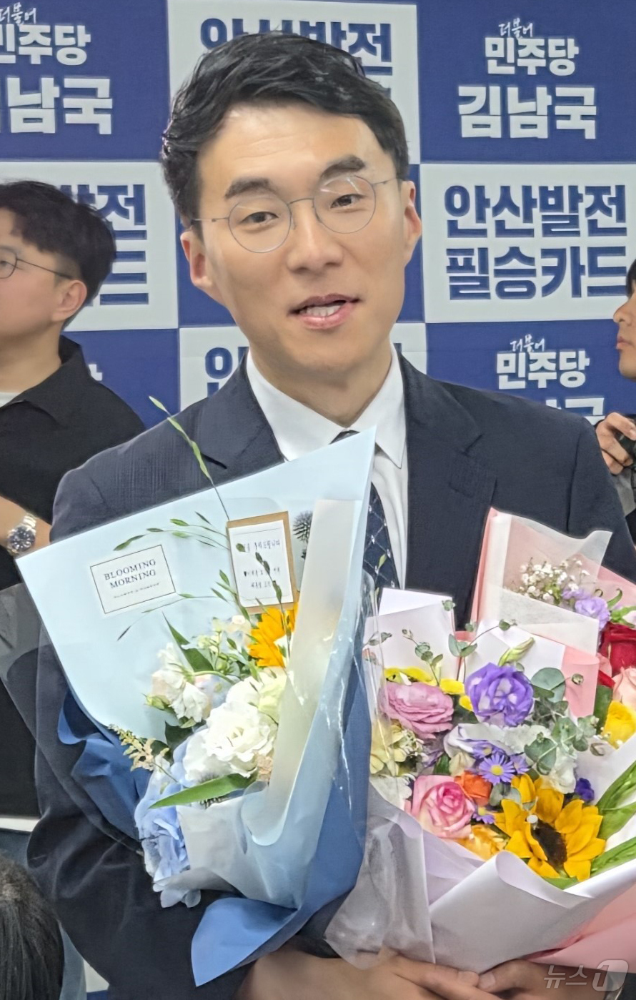 (안산=뉴스1) = 김남국 더불어민주당 경기 안산시갑 국회의원 재·보궐 후보가 4일 경기 안산시 캠프에서 당선이 확실해 지자 소감을 밝히고 있다. (김남국 캠프 제공. 재판매 및 …