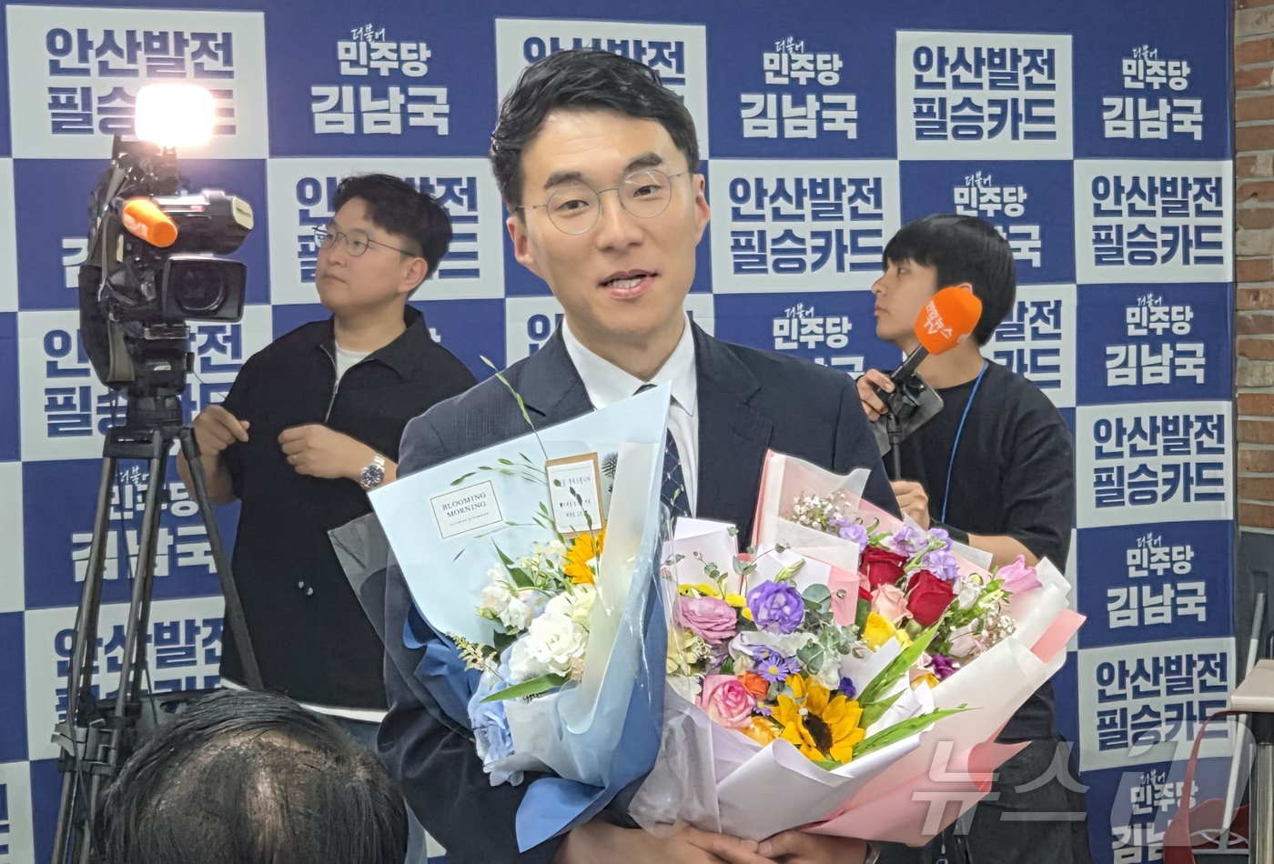 (안산=뉴스1) = 김남국 더불어민주당 경기 안산시갑 국회의원 재·보궐 후보가 4일 경기 안산시 캠프에서 당선이 확실해지자 소감을 밝히고 있다. (김남국 캠프 제공. 재판매 및 D …