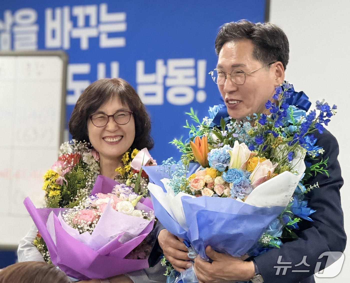 (인천=뉴스1) = 이병래 더불어민주당 인천 남동구청장 후보가 4일 당선이 확실해지자 캠프에서 배우자와 기념 촬영을 하고 있다. (이병래 캠프 제공. 재판매 및 DB금지) 2026 …