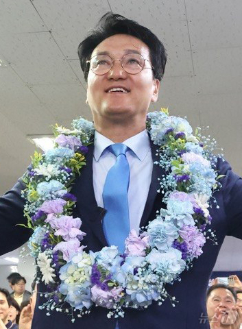(수원=뉴스1) = 안민석 더불어민주당 경기교육감 후보가 3일 경기 수원시 선거사무실에서 당선이 확실시 된 후 환호하고 있다. (안민석 캠프 제공. 재판매 및 DB금지) 2026. …