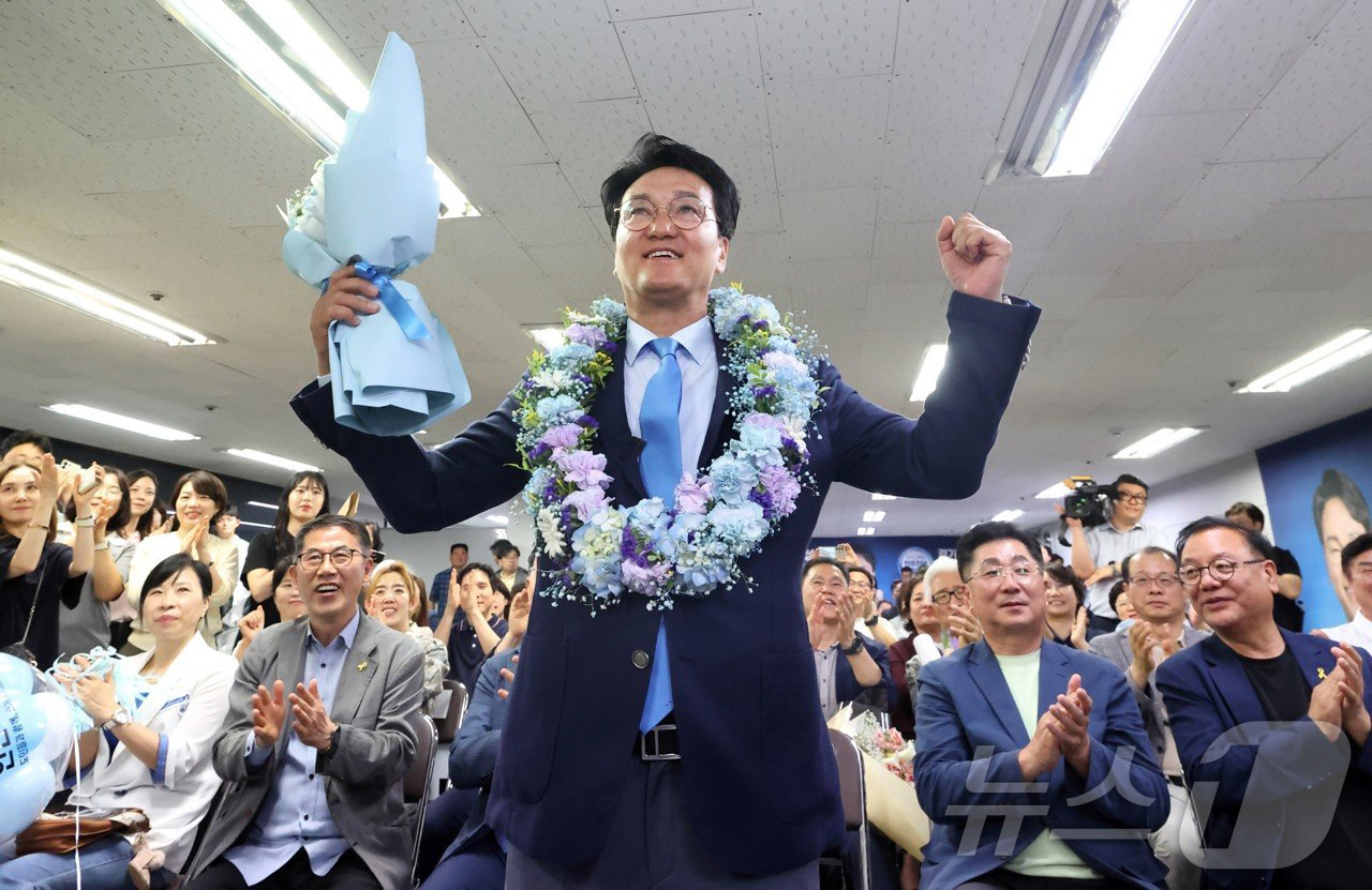 (수원=뉴스1) = 안민석 더불어민주당 경기교육감 후보가 3일 경기 수원시 선거사무실에서 당선이 확실시 된 후 환호하고 있다. (안민석 캠프 제공. 재판매 및 DB금지) 2026. …