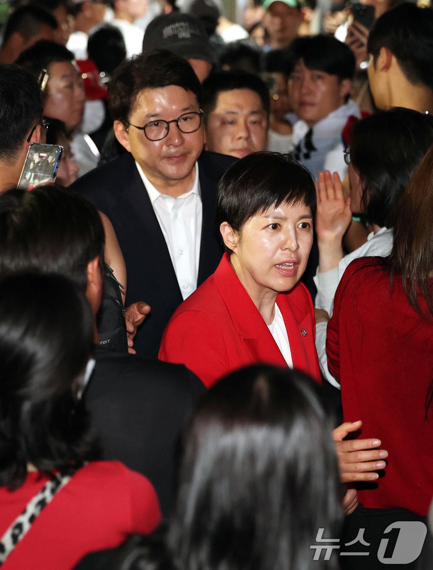 (서울=뉴스1) 박지혜 기자 = 국민의힘 김은혜 의원과 신동욱 의원이 4일 새벽 제9회 전국동시지방선거 및 국회의원 재·보궐선거 본투표일에 투표용지 부족으로 투표 시간이 오후 10 …