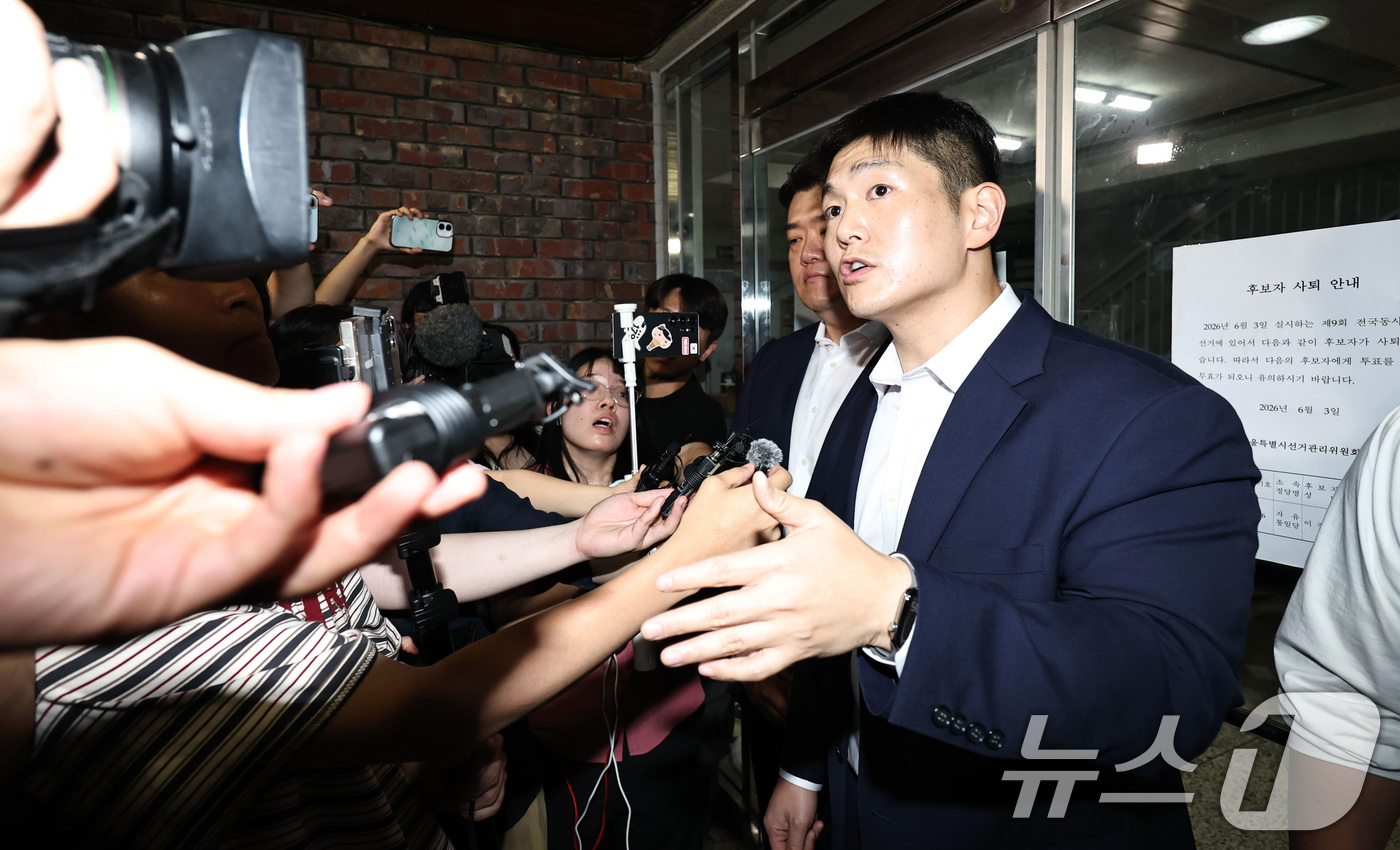 (서울=뉴스1) 박지혜 기자 = 김재섭 국민의힘 김재섭 의원이 4일 새벽 제9회 전국동시지방선거 및 국회의원 재·보궐선거 투표용지 부족으로 투표 시간이 오후 10시까지 연장됐던 서 …