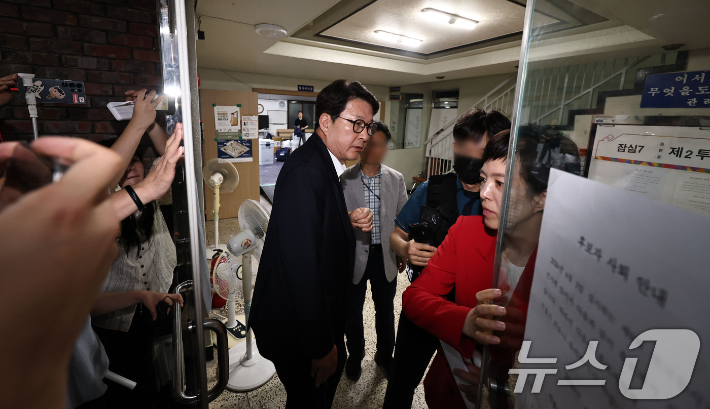(서울=뉴스1) 박지혜 기자 = 신동욱, 김은혜 국민의힘 의원이 4일 새벽 제9회 전국동시지방선거 및 국회의원 재·보궐선거 투표용지 부족으로 투표 시간이 오후 10시까지 연장됐던 …