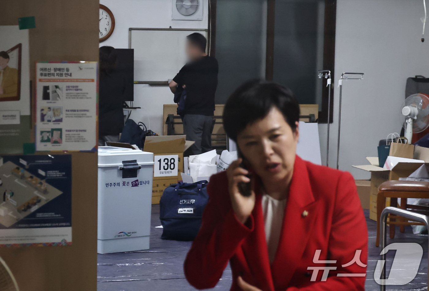 (서울=뉴스1) 박지혜 기자 = 4일 제9회 전국동시지방선거 및 국회의원 재·보궐선거 투표용지 부족으로 투표 시간이 오후 10시까지 연장됐던 서울 송파구 잠실7동 제2투표소에서 투 …