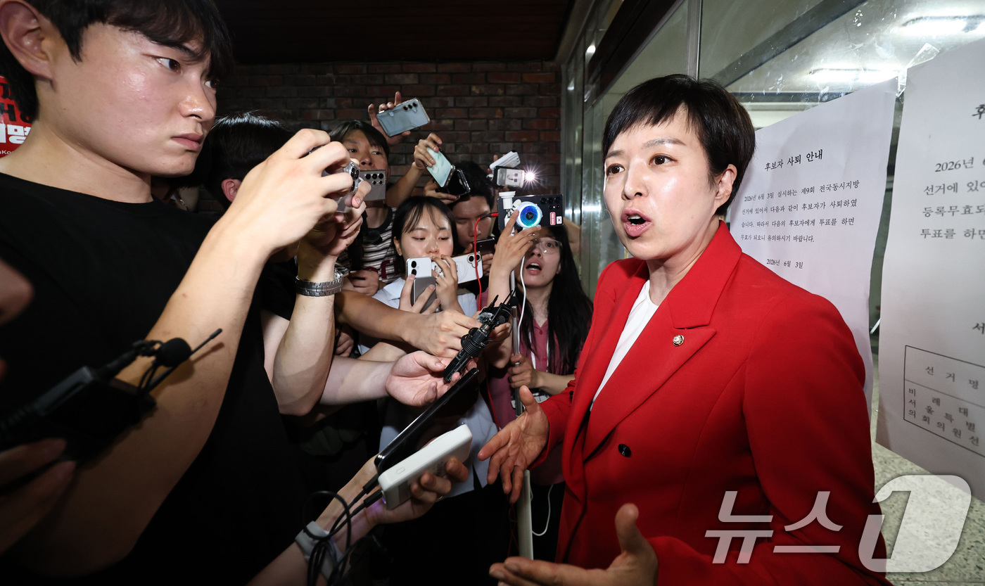 (서울=뉴스1) 박지혜 기자 = 김은혜 국민의힘 의원이 4일 제9회 전국동시지방선거 및 국회의원 재·보궐선거 투표용지 부족으로 투표 시간이 오후 10시까지 연장됐던 서울 송파구 잠 …