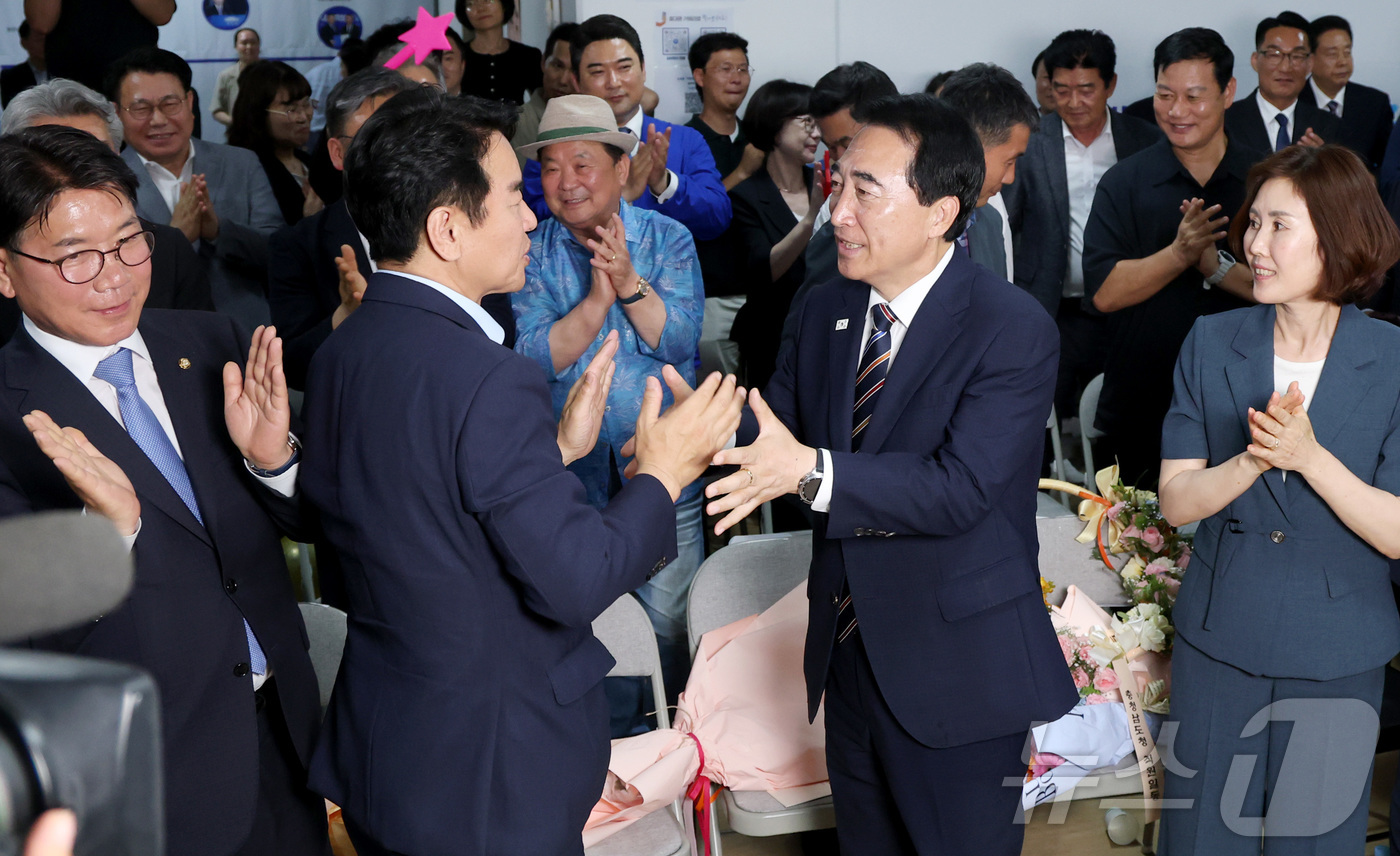 (천안=뉴스1) 김기남 기자 = 박수현 더불어민주당 충남도지사 후보자가 당선이 확정되자 4일 새벽 충남 천안시 선거사무실에서 관계자들과 인사를 나누고 있다. 2026.6.4/뉴스1 …