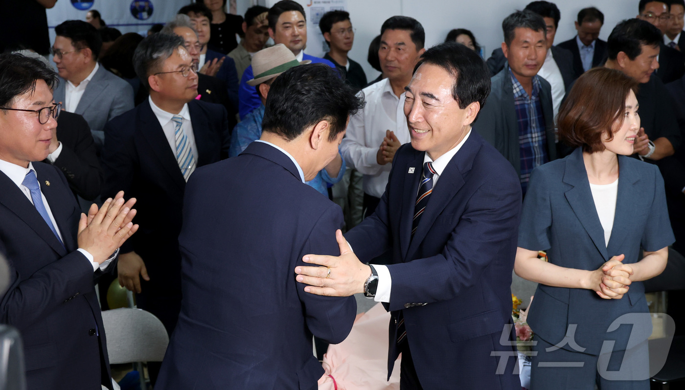 (천안=뉴스1) 김기남 기자 = 박수현 더불어민주당 충남도지사 후보자가 4일 새벽 충남 천안시 선거사무실에서 당선 확정에 관계자들과 인사를 나누고 있다. 2026.6.4/뉴스1