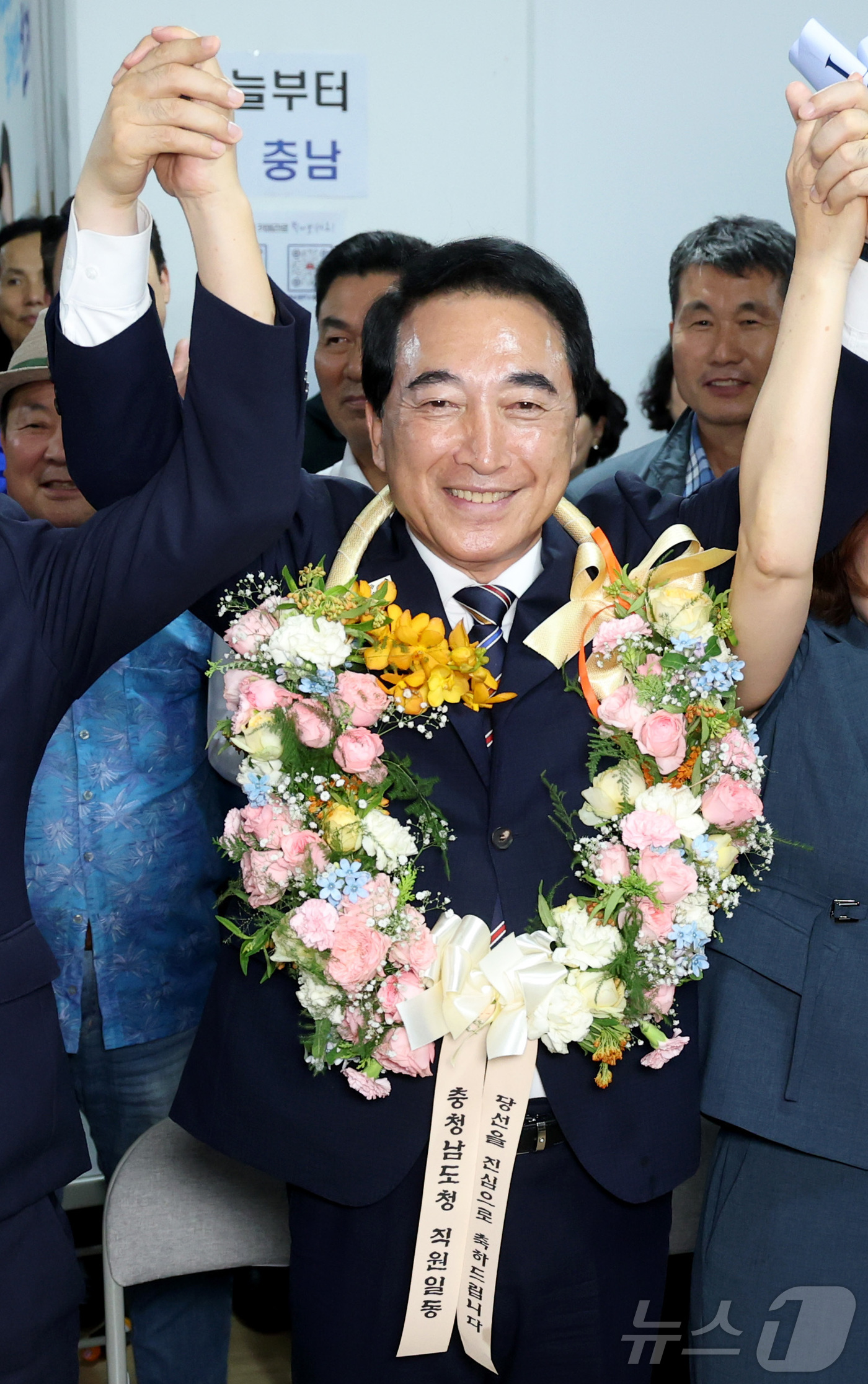 (천안=뉴스1) 김기남 기자 = 박수현 더불어민주당 충남도지사 후보자가 4일 새벽 충남 천안시 선거사무실에서 당선 축하 꽃목걸이를 걸고 관계자들과 함께 환호하고 있다. 2026.6 …