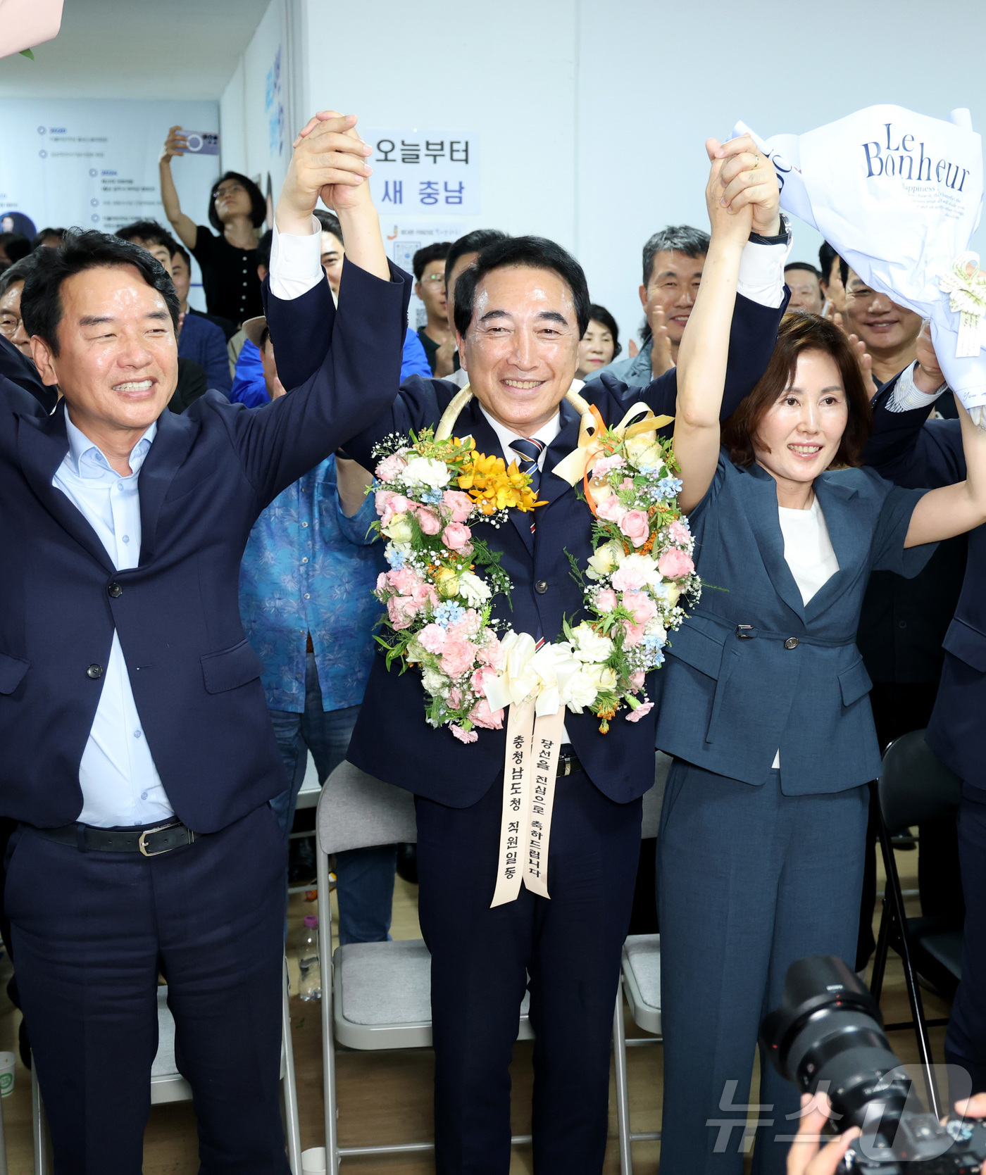 (천안=뉴스1) 김기남 기자 = 박수현 더불어민주당 충남도지사 후보자가 4일 새벽 충남 천안시 선거사무실에서 당선 축하 꽃목걸이를 걸고 관계자들과 함께 환호하고 있다. 2026.6 …