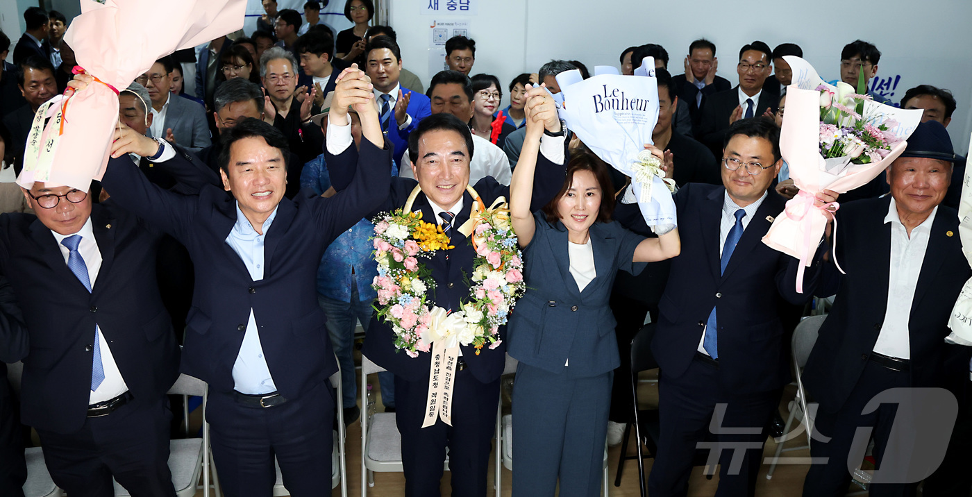 (천안=뉴스1) 김기남 기자 = 박수현 더불어민주당 충남도지사 후보자가 4일 새벽 충남 천안시 선거사무실에서 당선 축하 꽃목걸이를 걸고 관계자들과 함께 환호하고 있다. 2026.6 …