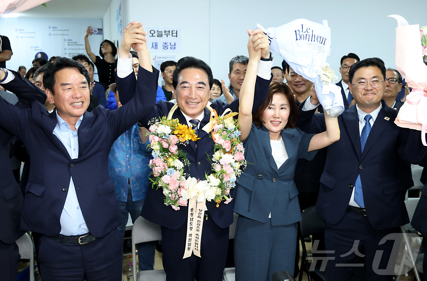 (천안=뉴스1) 김기남 기자 = 박수현 더불어민주당 충남도지사 후보자가 4일 새벽 충남 천안시 선거사무실에서 당선 축하 꽃목걸이를 걸고 관계자들과 함께 환호하고 있다. 2026.6 …