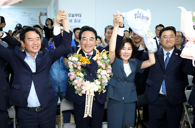 충남도지사 당선돤 박수현 더불어민주당 후보