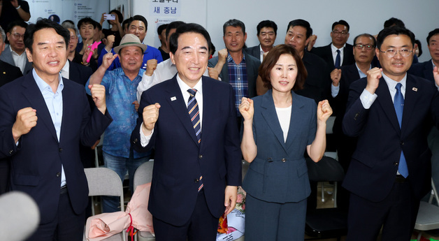지지자들과함께 환호하는 박수현 충남도지사 당선인