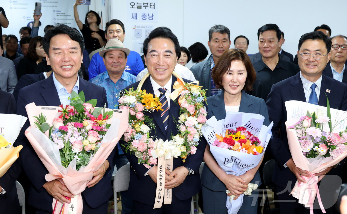 (천안=뉴스1) 김기남 기자 = 박수현 더불어민주당 충남도지사 후보자가 4일 새벽 충남 천안시 선거사무실에서 당선 확정 축하 꽃다발을 받은 뒤 활짝 웃고 있다. 2026.6.4/뉴 …