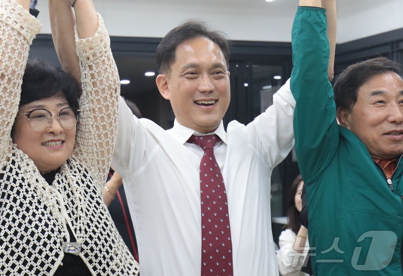 본문 이미지 - 김태규 울산 남구갑 국회의원 보궐선거 국민의힘 후보가 4일 울산 남구 소재 자신의 선거캠프에서 당선이 확실시 되자 지지자들과 손을 맞잡고 환호하고 있다. 2026.6.4 ⓒ 뉴스1 김세은 기자