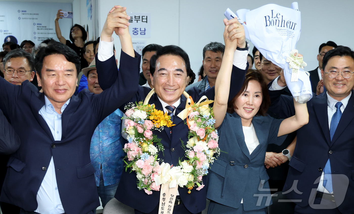 (천안=뉴스1) 김기남 기자 = 박수현 더불어민주당 충남도지사 후보자가 4일 새벽 충남 천안시 선거사무실에서 당선 축하 꽃목걸이를 걸고 관계자들과 함께 환호하고 있다. 2026.6 …