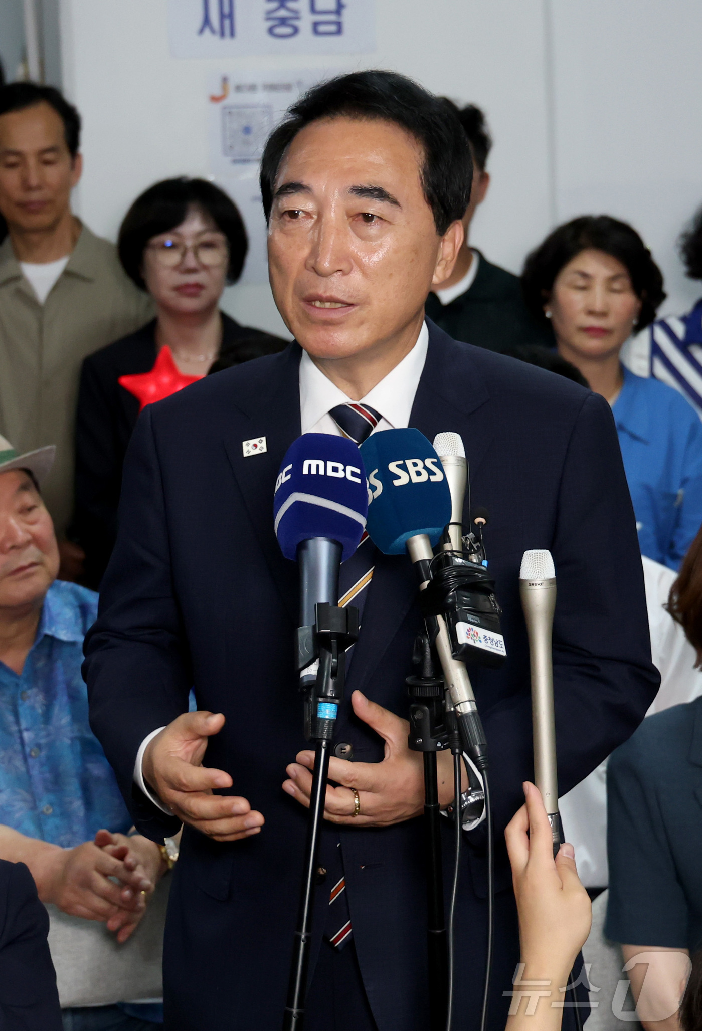 (천안=뉴스1) 김기남 기자 = 박수현 더불어민주당 충남도지사 후보자가 4일 새벽 충남 천안시 선거사무실에서 당선 소감을 밝히고 있다. 2026.6.4/뉴스1