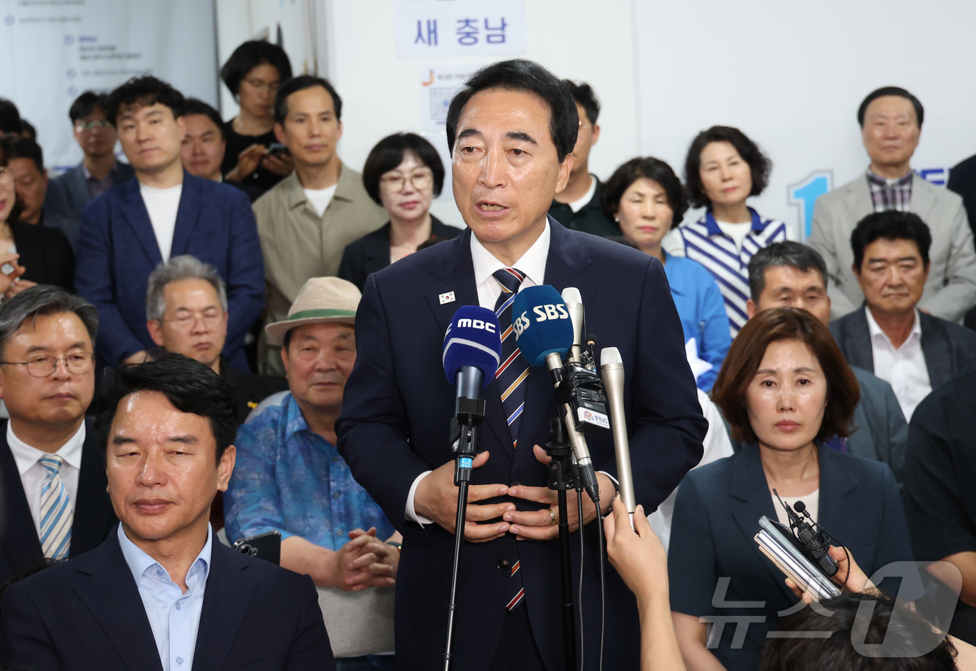 (천안=뉴스1) 김기남 기자 = 박수현 더불어민주당 충남도지사 후보자가 4일 새벽 충남 천안시 선거사무실에서 당선 소감을 밝히고 있다. 2026.6.4/뉴스1