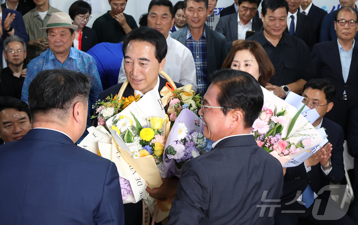 (천안=뉴스1) 김기남 기자 = 박수현 더불어민주당 충남도지사 후보자가 4일 새벽 충남 천안시 선거사무실에서 지지자 등에게 당선 축하 꽃다발을 받고 있다. 2026.6.4/뉴스1