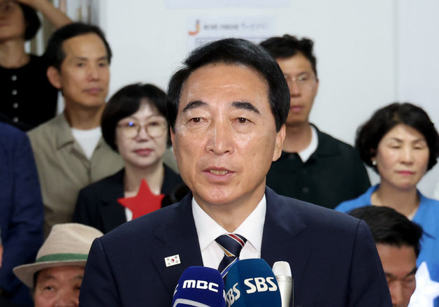 당선소감 밝히는 박수현 충남도지사 당선인
