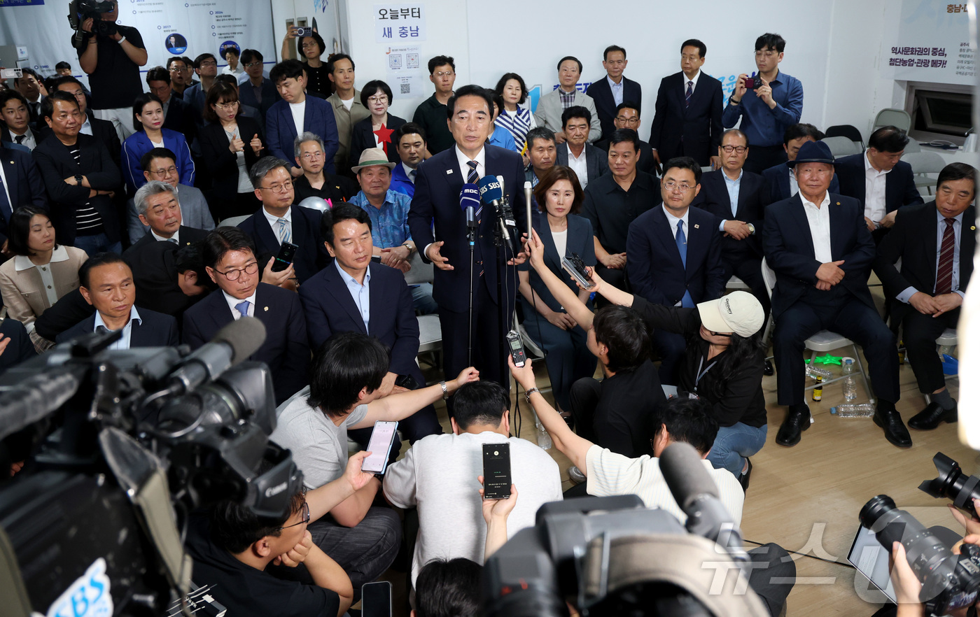(천안=뉴스1) 김기남 기자 = 박수현 더불어민주당 충남도지사 후보자가 4일 새벽 충남 천안시 선거사무실에서 당선 소감을 밝히고 있다. 2026.6.4/뉴스1