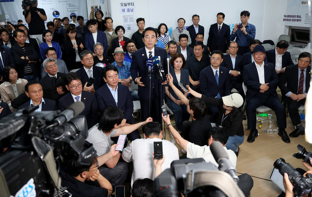 당선소감 밝히는 박수현 충남도지사 당선인