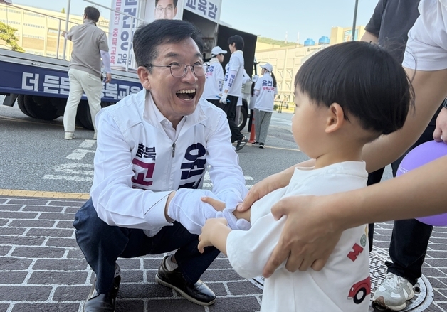 재선 성공 윤건영 충북교육감 당선인 '실용주의 교육행정가'