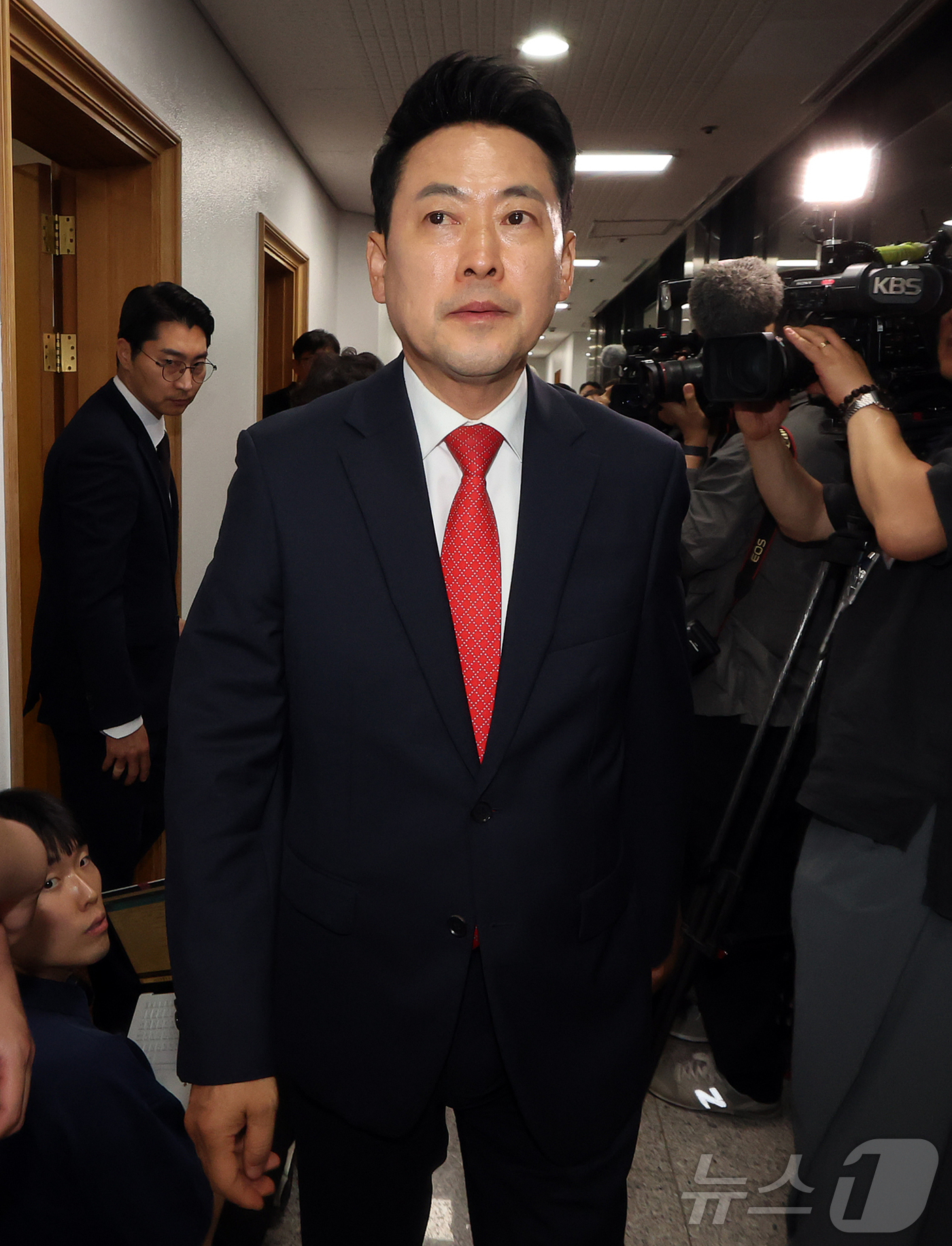 (과천=뉴스1) 김진환 기자 = 장동혁 국민의힘 대표가 4일 새벽 투표용지 부족 사태와 관련해 경기 과천 중앙선거관리위원회에서 노태악 위원장과 면담을 마친 뒤 이동하고 있다. 20 …