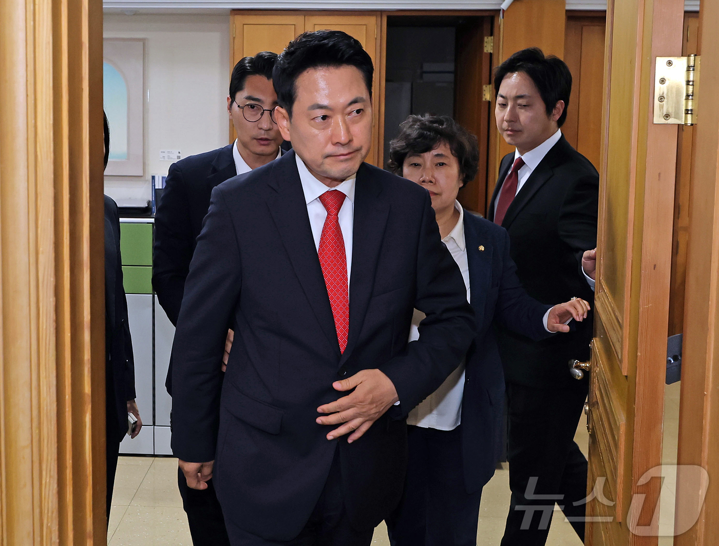 (과천=뉴스1) 김진환 기자 = 장동혁 국민의힘 대표가 4일 새벽 투표용지 부족 사태와 관련해 경기 과천 중앙선거관리위원회에서 노태악 위원장과 면담을 마친 뒤 이동하고 있다. (공 …