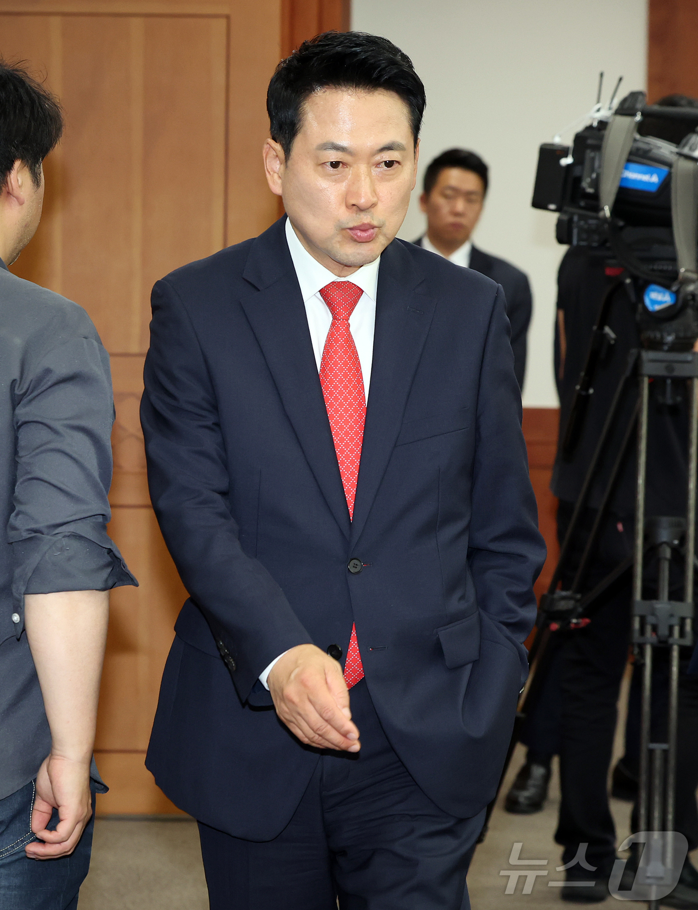 (과천=뉴스1) 김진환 기자 = 장동혁 국민의힘 대표가 4일 새벽 투표용지 부족 사태와 관련해 경기 과천 중앙선거관리위원회에서 노태악 위원장과 면담을 마친 뒤 동료 의원들과 비공개 …