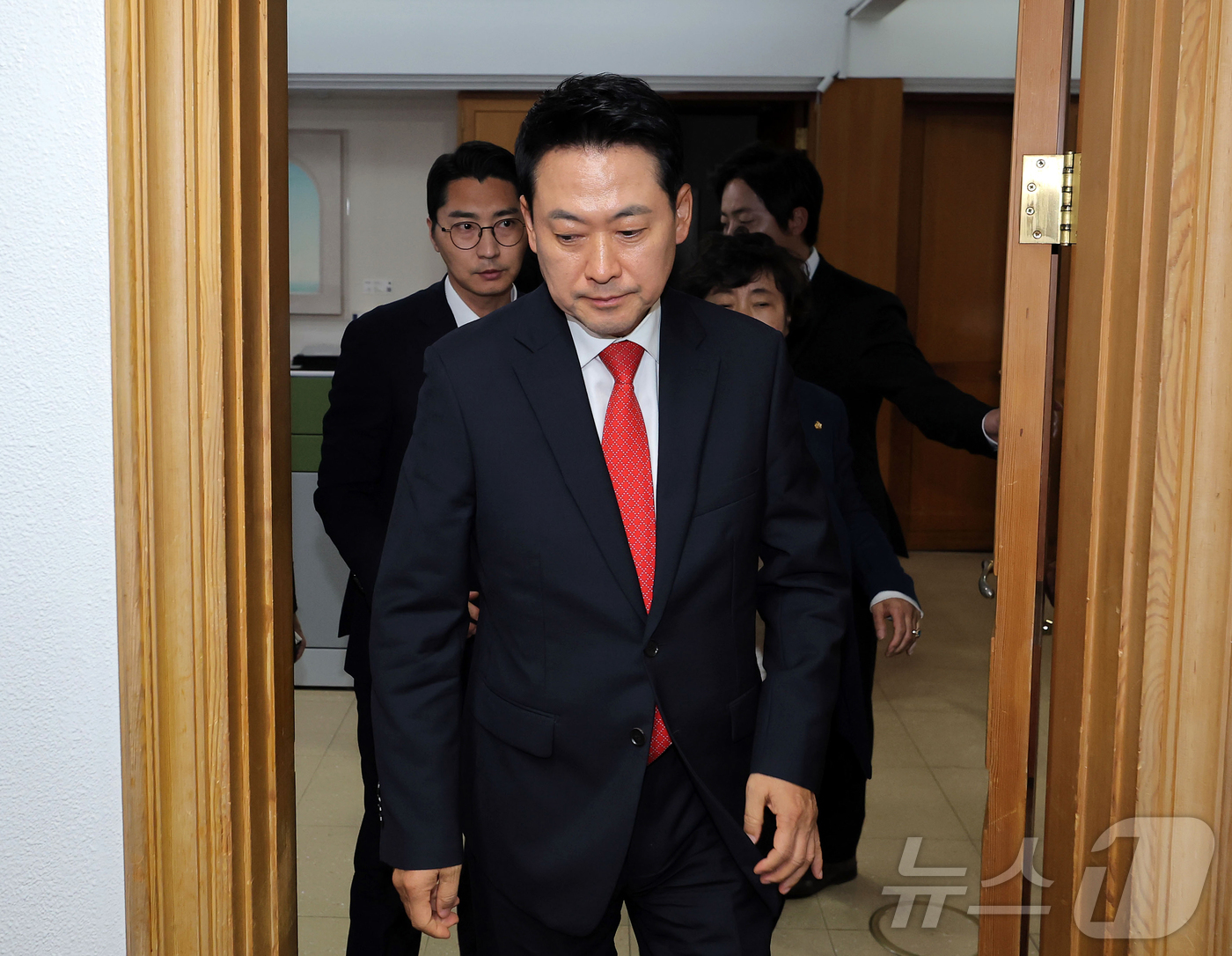 (과천=뉴스1) 김진환 기자 = 장동혁 국민의힘 대표가 4일 새벽 투표용지 부족 사태와 관련해 경기 과천 중앙선거관리위원회에서 노태악 위원장과 면담을 마친 뒤 이동하고 있다. (공 …