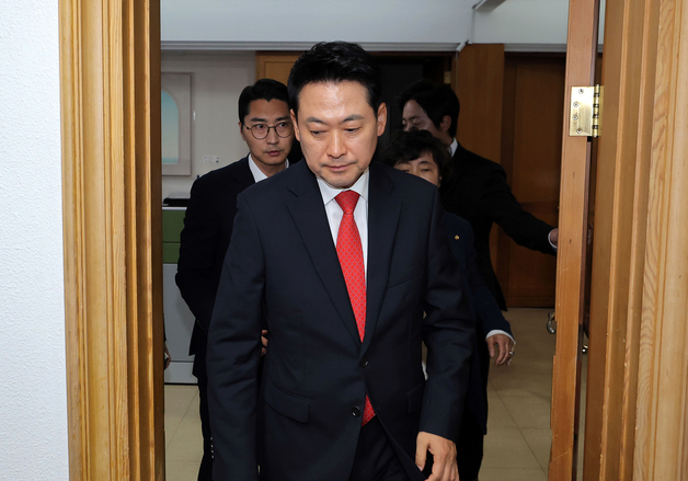 굳은 표정을 지으며 이동하는 장동혁 대표