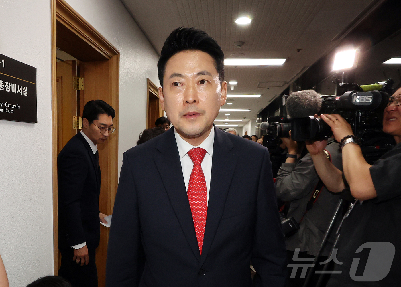 (과천=뉴스1) 김진환 기자 = 장동혁 국민의힘 대표가 4일 투표용지 부족 사태와 관련해 경기 과천 중앙선거관리위원회에서 노태악 위원장과 면담을 마친 뒤 이동하고 있다. 2026. …