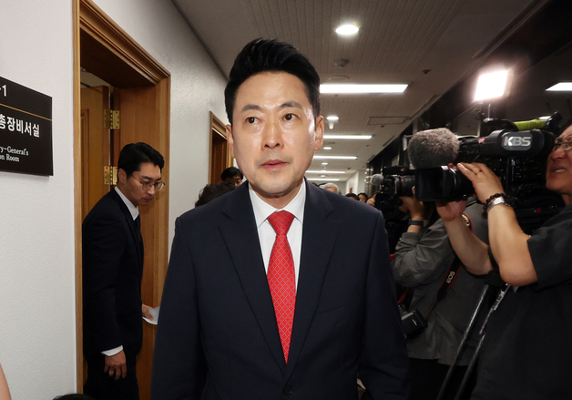 노태악 위원장과 면담 마치고 이동하는 장동혁 대표