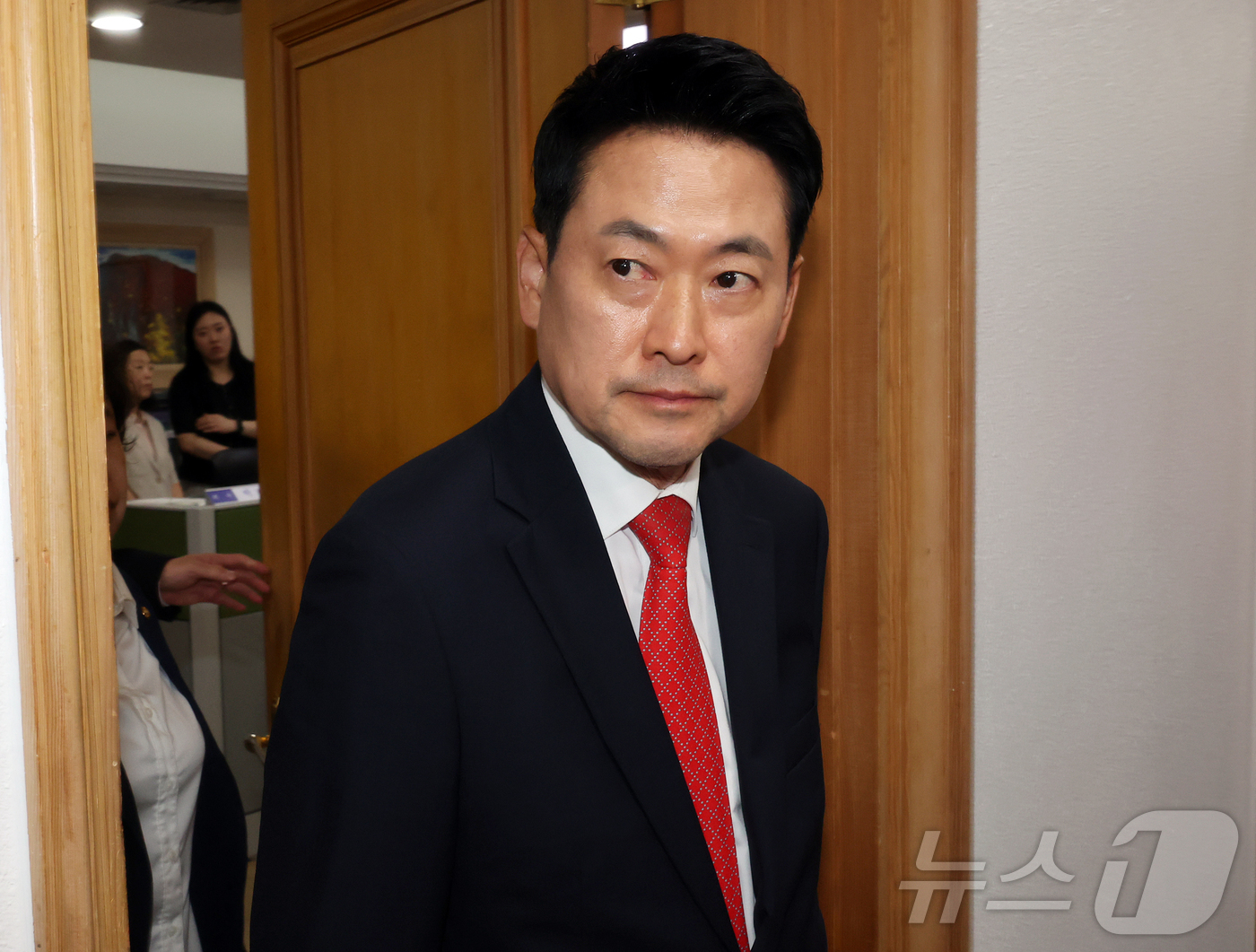 (과천=뉴스1) 김진환 기자 = 장동혁 국민의힘 대표가 4일 투표용지 부족 사태와 관련해 경기 과천 중앙선거관리위원회에서 노태악 위원장과 면담을 마친 뒤 이동하고 있다. 2026. …