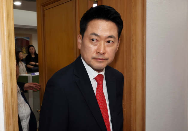 노태악 위원장과 면담 마치고 이동하는 장동혁 대표